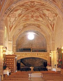 Imagen secundaria 2 - Arriba, arco de San Martín, una de las puertas de la muralla que tuvo la localidad; abajo izquierda, corredores subterráneos de Astudillo y a la derecha, interior de la iglesia de Palacios del Alcor.