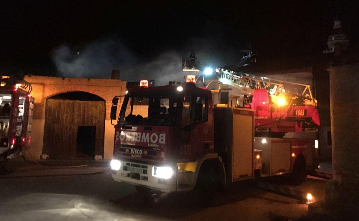 Los bomberos, el día del incendio en Matapozuelos.