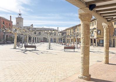 Imagen secundaria 1 - Soportales en la Plaza Mayor, con el Ayuntamiento al fondo y a la derecha, ruinas del Castillo de La Mota. 