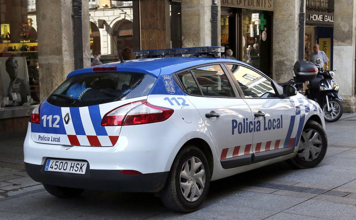 Un coche de la Policía Local en la Calle Mayor.