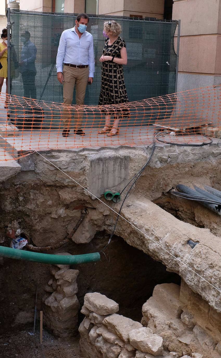 Sile Maguire, que firmó en el Libro de Honor del Ayuntamiento, observó los muros encontrados hasta el momento y recibió las explicaciones de los arqueólogos responsables sobre los avances de las investigaciones