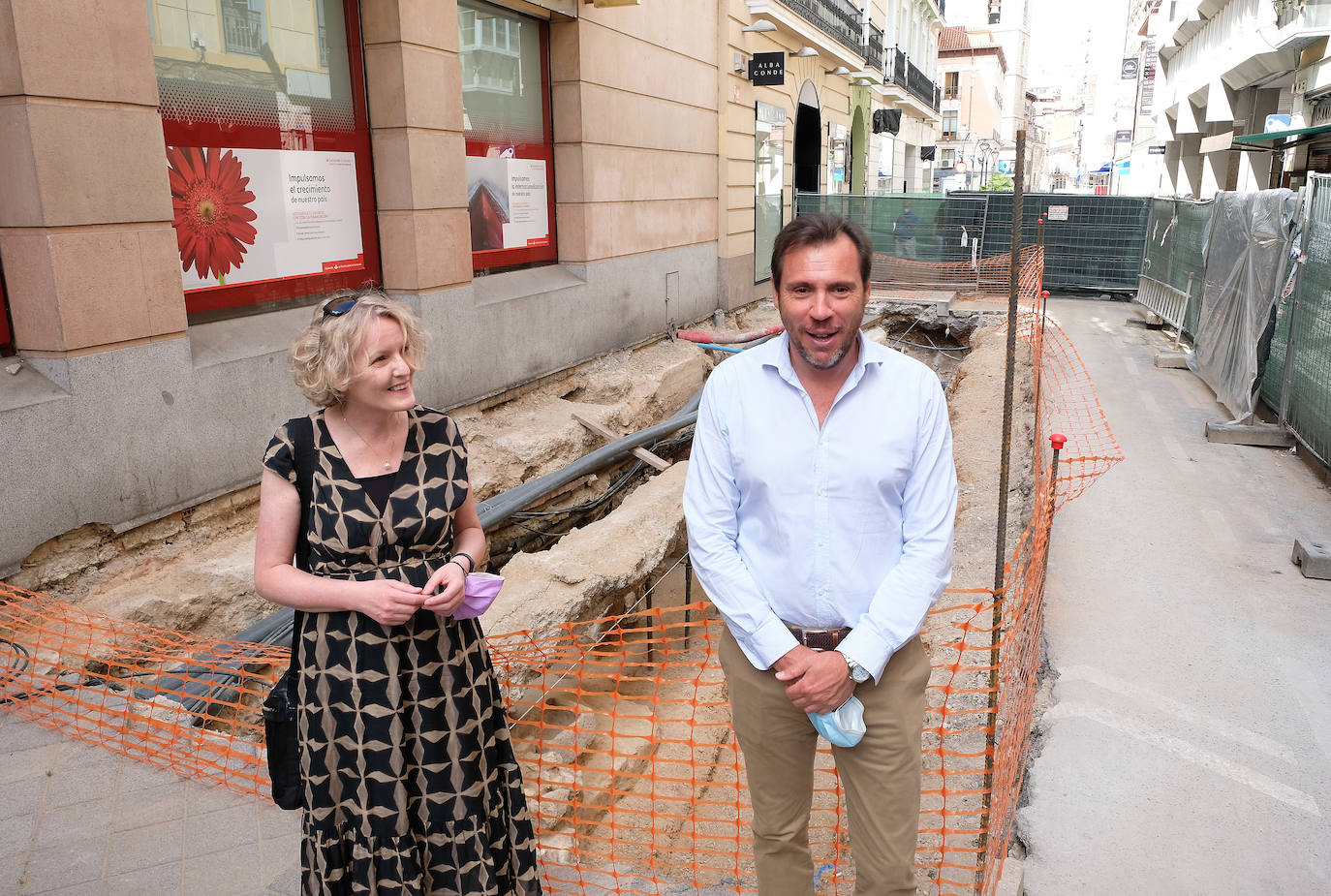 Sile Maguire, que firmó en el Libro de Honor del Ayuntamiento, observó los muros encontrados hasta el momento y recibió las explicaciones de los arqueólogos responsables sobre los avances de las investigaciones