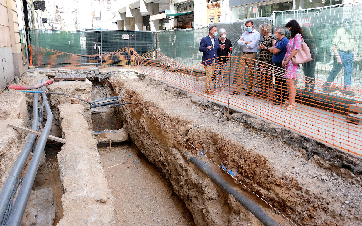 Sile Maguire, que firmó en el Libro de Honor del Ayuntamiento, observó los muros encontrados hasta el momento y recibió las explicaciones de los arqueólogos responsables sobre los avances de las investigaciones