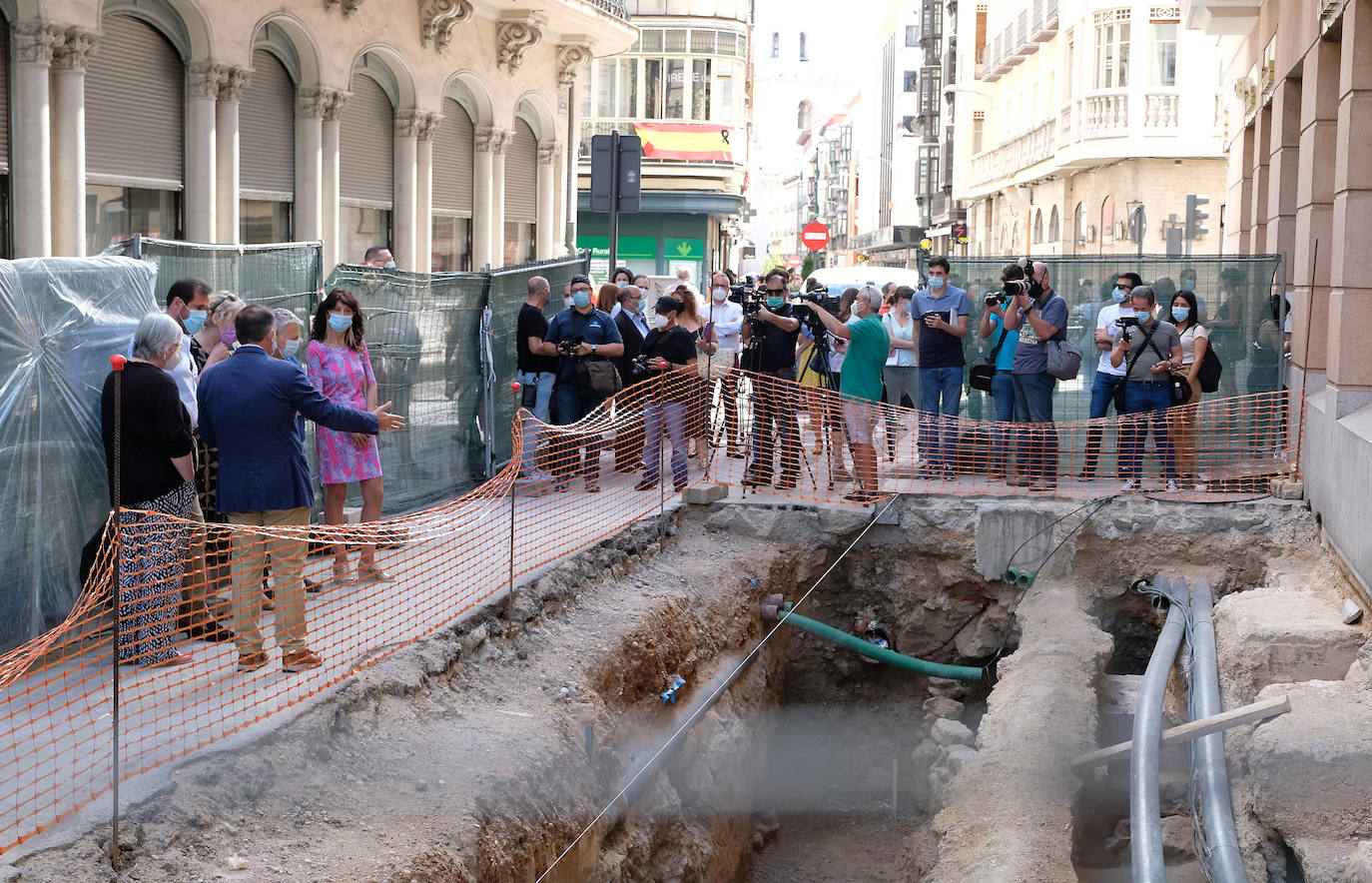 Sile Maguire, que firmó en el Libro de Honor del Ayuntamiento, observó los muros encontrados hasta el momento y recibió las explicaciones de los arqueólogos responsables sobre los avances de las investigaciones