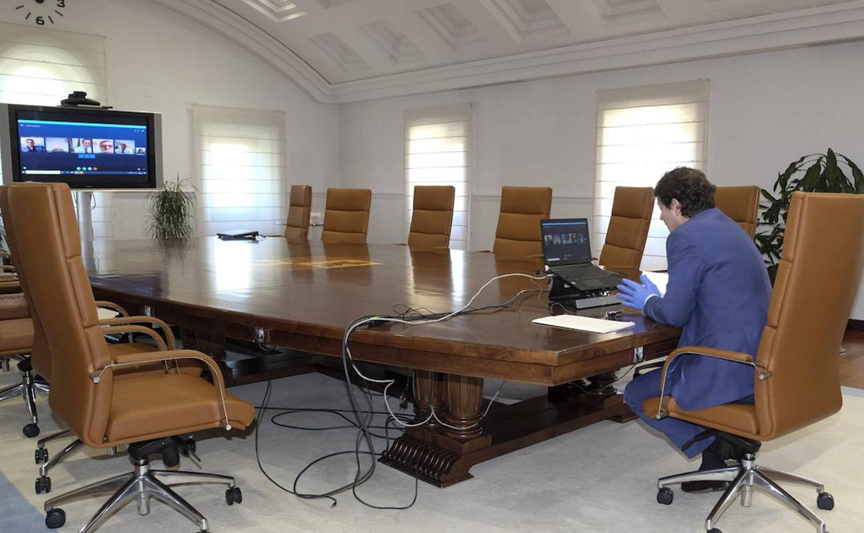 El presidente de la Junta, Alfonso Fernández Mañueco, en vídeoconferencia con la patronal Cecale, los sindicatos CC OO y UGT y el consejero de Empleo.