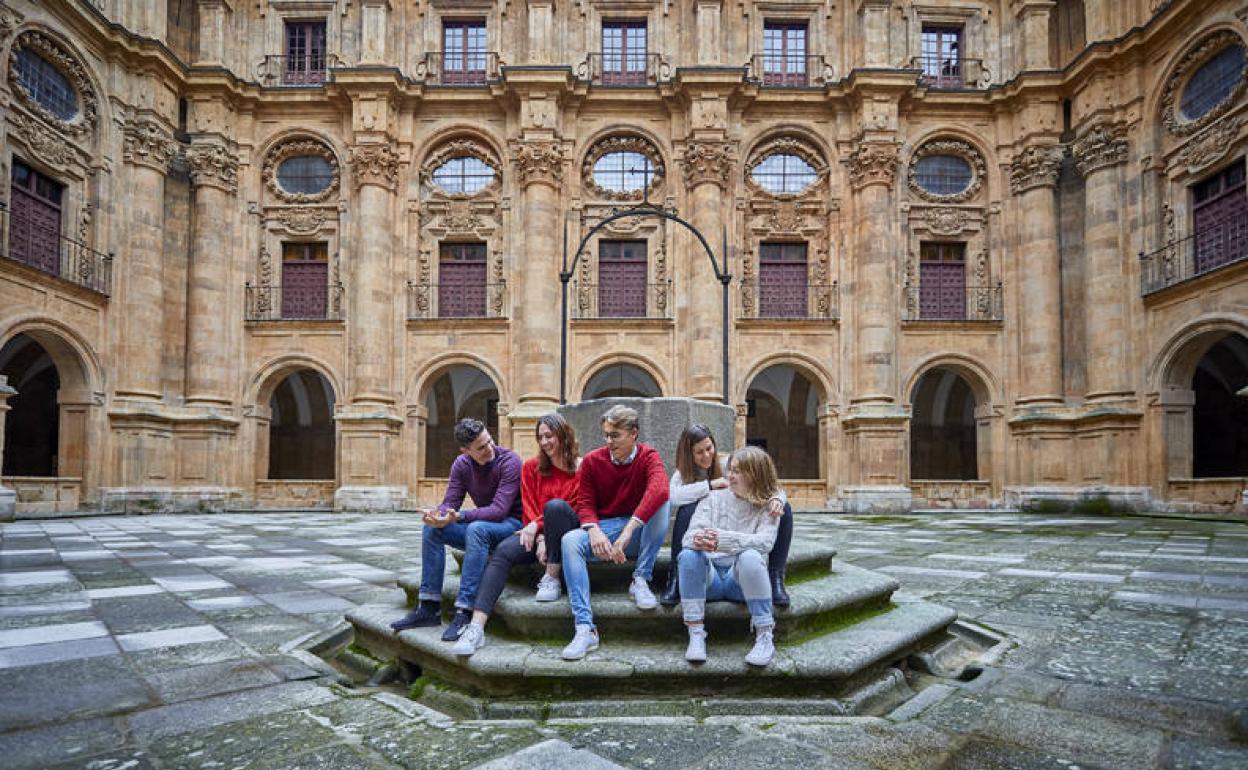 Alumnos en el claustro del edificio principal de la Pontificia.