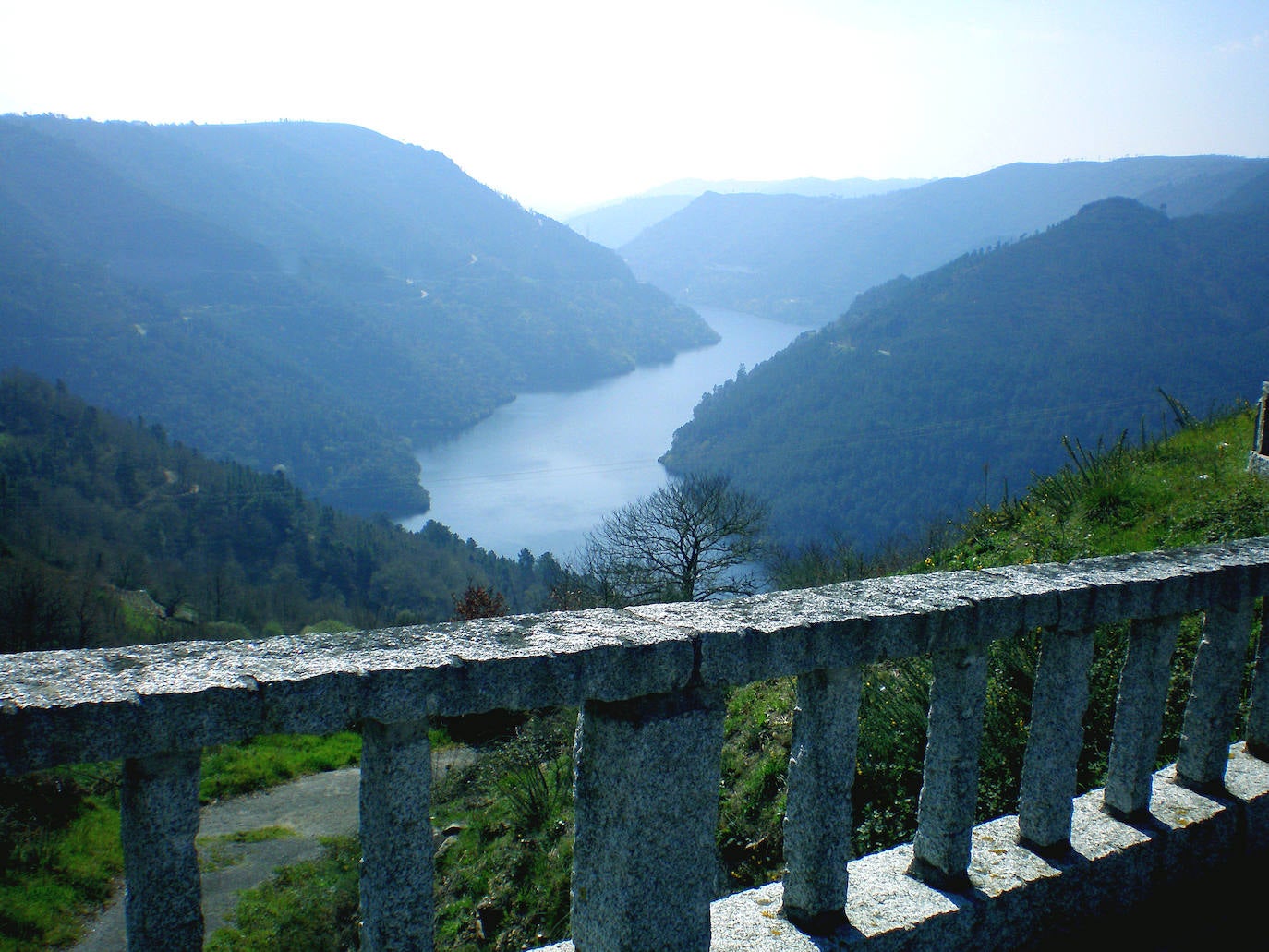 Entre Lugo y Orense se encuentra la Ribeira Sacra, una bellísima tierra llena de monasterios, viñedos y ríos | Es la única candidata española a ser incluida en la lista de Patrimonio de la Humanidad en 2021