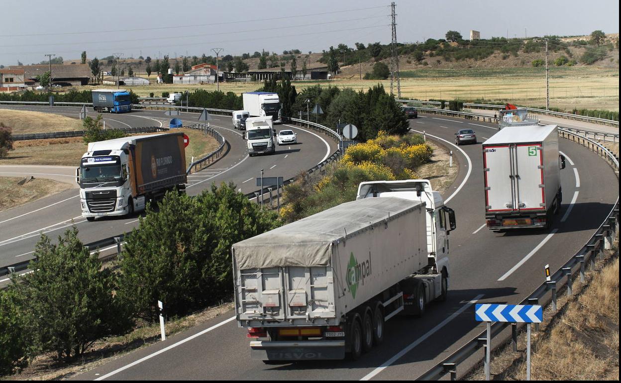 Autovía A62 a su paso por Dueñas (Palencia). 