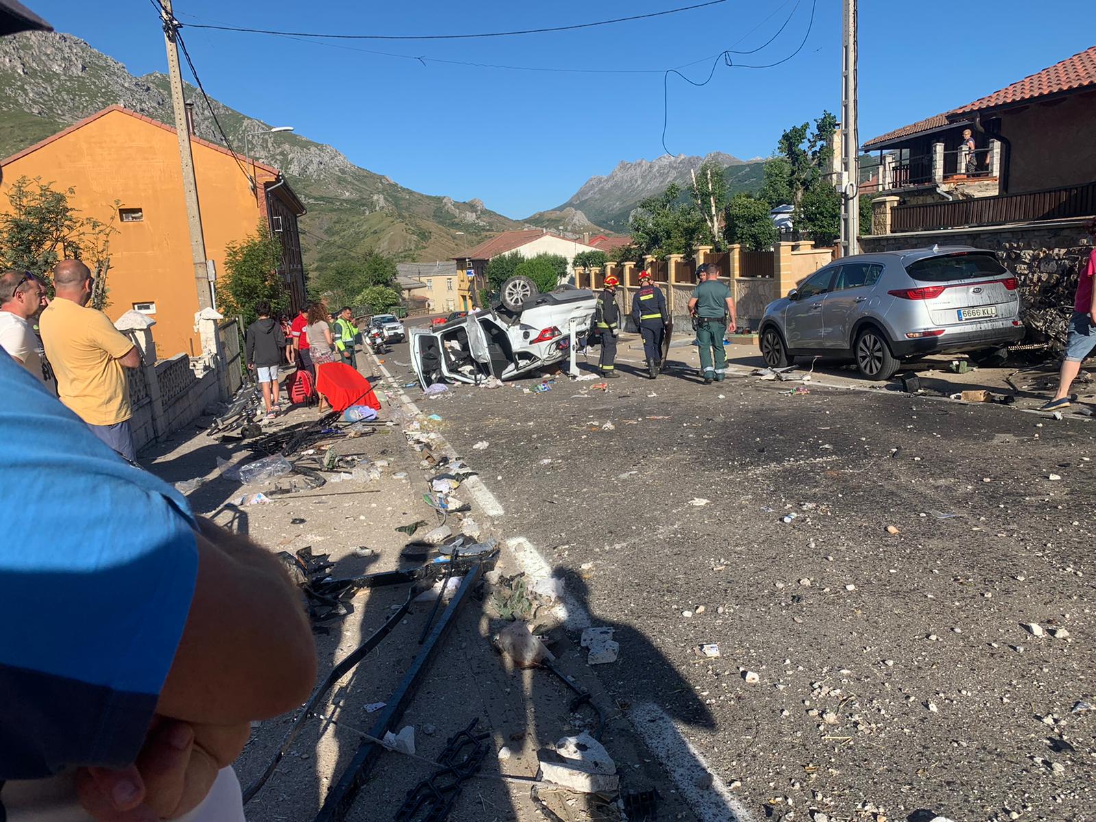 Un vehículo ha embestido varias viviendas en una urbanización de Cármenes y el conductor ha fallecido mientras la copilota ha sido evacuada grave.