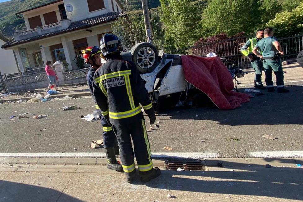 Un vehículo ha embestido varias viviendas en una urbanización de Cármenes y el conductor ha fallecido mientras la copilota ha sido evacuada grave.