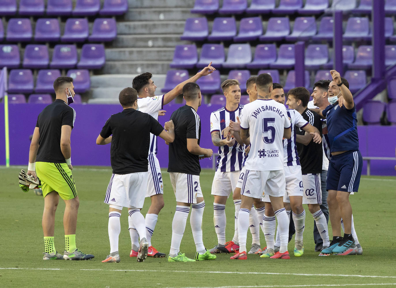 Un gol de Joaquín en los minutos finales deja al Real Valladolid, virtualmente, en Primera