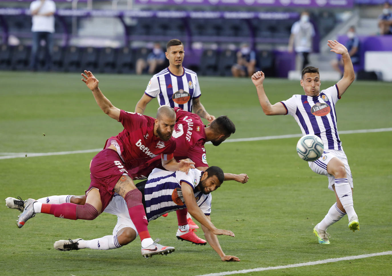 Un gol de Joaquín en los minutos finales deja al Real Valladolid, virtualmente, en Primera