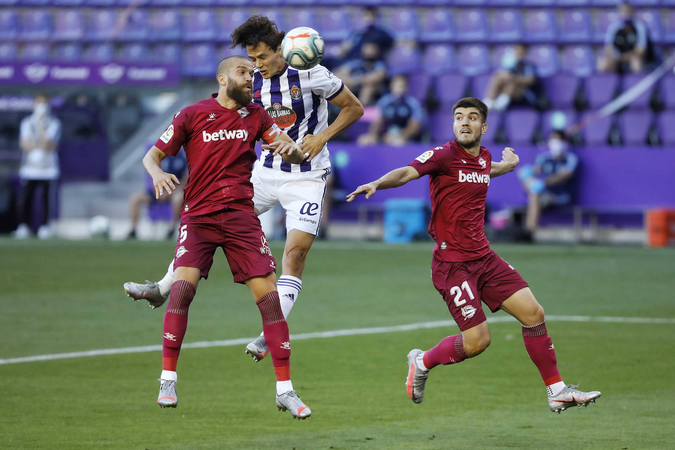 Un gol de Joaquín en los minutos finales deja al Real Valladolid, virtualmente, en Primera