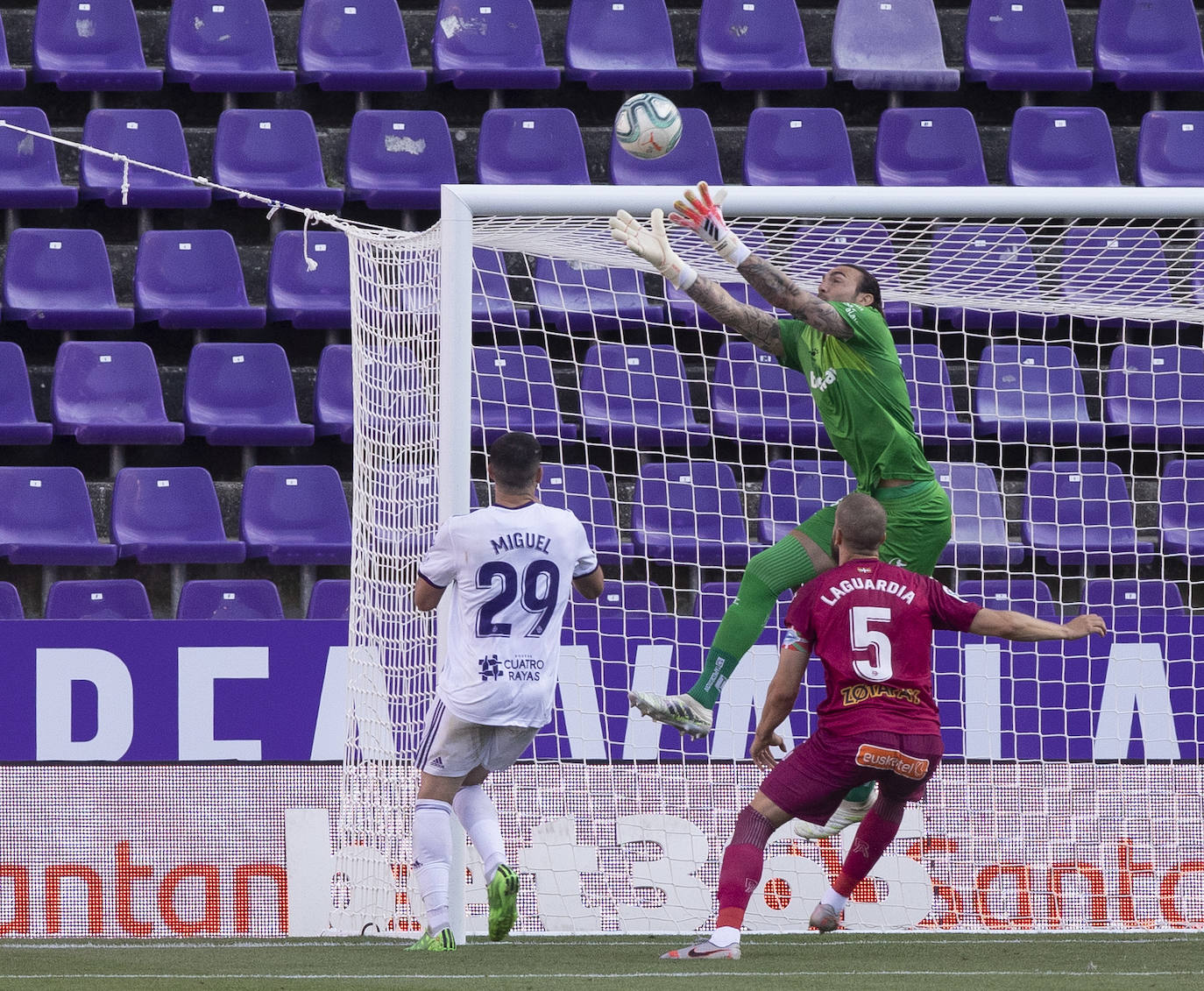 Un gol de Joaquín en los minutos finales deja al Real Valladolid, virtualmente, en Primera