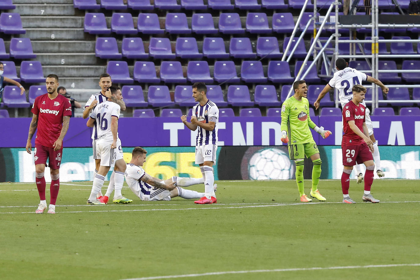 Un gol de Joaquín en los minutos finales deja al Real Valladolid, virtualmente, en Primera