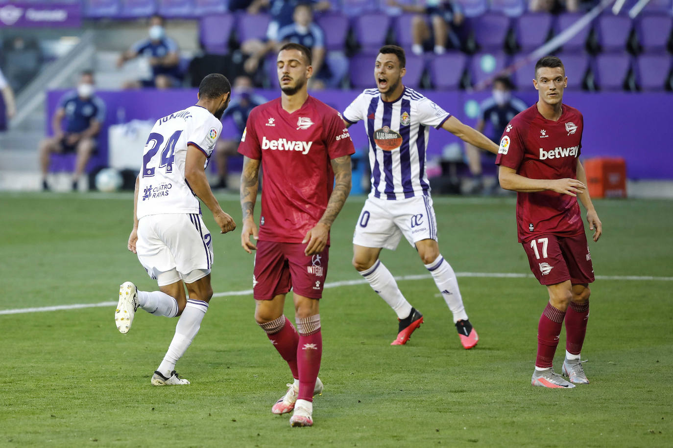 Un gol de Joaquín en los minutos finales deja al Real Valladolid, virtualmente, en Primera