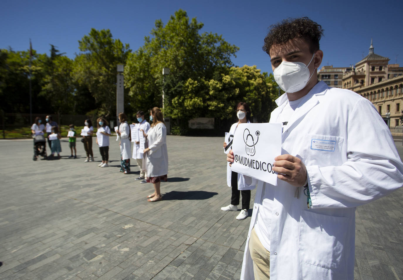 Una veintena de sanitarios responden a la convocatoria nacional de la asociación Médicos Unidos por sus Derechos