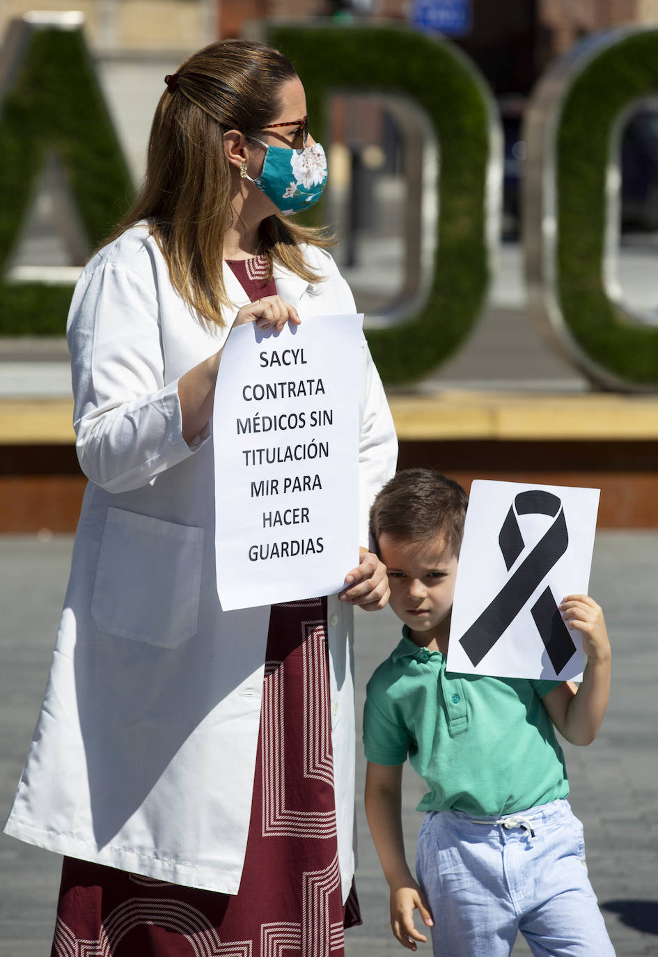 Una veintena de sanitarios responden a la convocatoria nacional de la asociación Médicos Unidos por sus Derechos