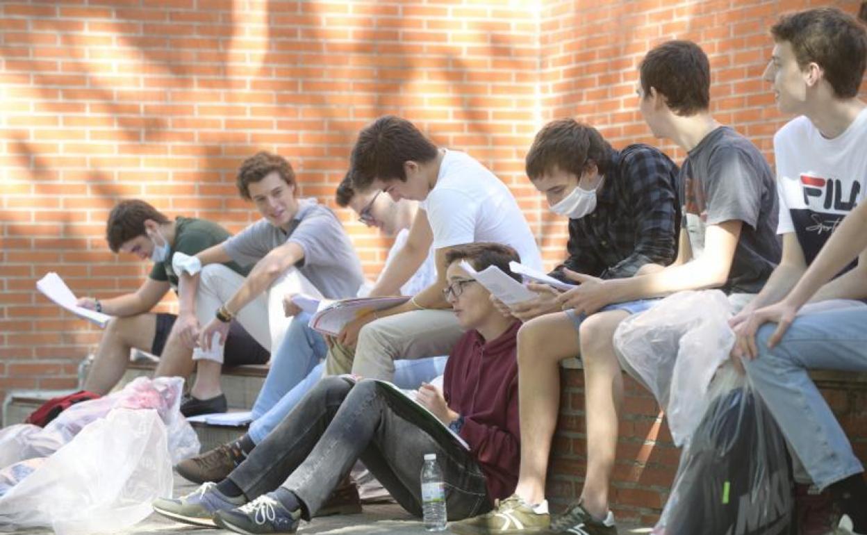 Estudiantes de Valladolid, antes de realizar los exámenes de EBAU. 