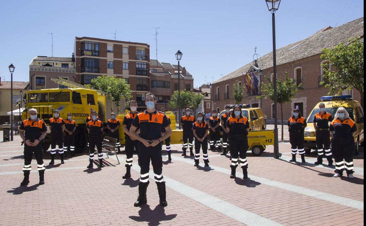 Voluntarios de Protección Civil, tras el homenaje.