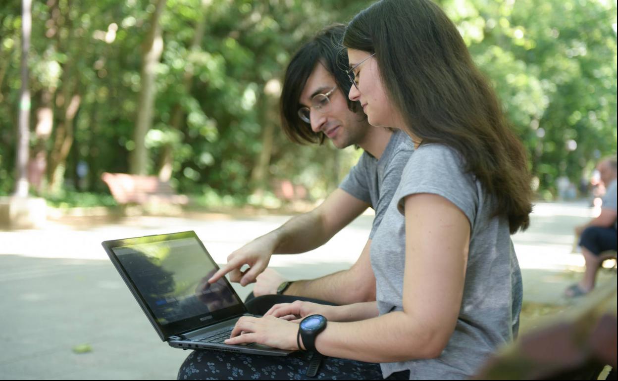 Adrián de la Rosa y Claudia Gómez consultan los datos de la plataforma que han creado.