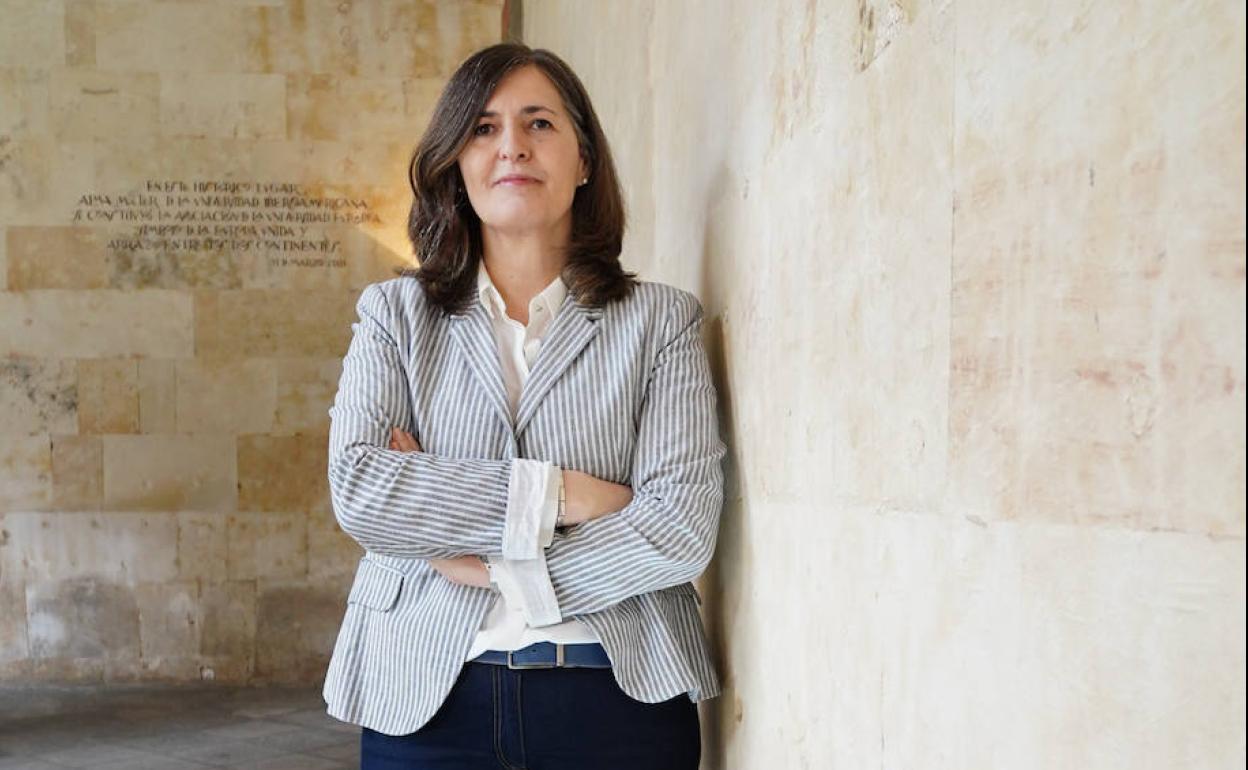 María José Rodríguez Conde posa en el interior delEdificioHistórico de la Universidad de Salamanca.