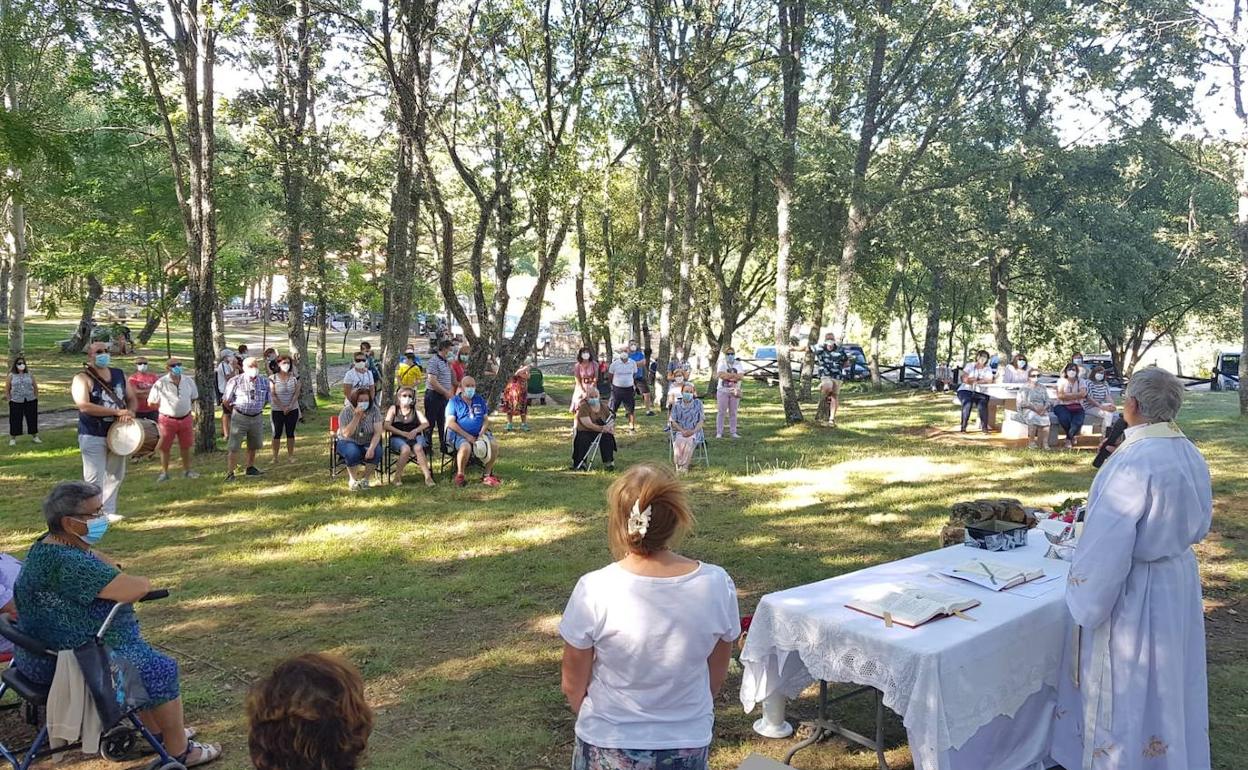 Asistentes a la celebración eucarística que tuvo lugar en el área recreativa La Hoya.