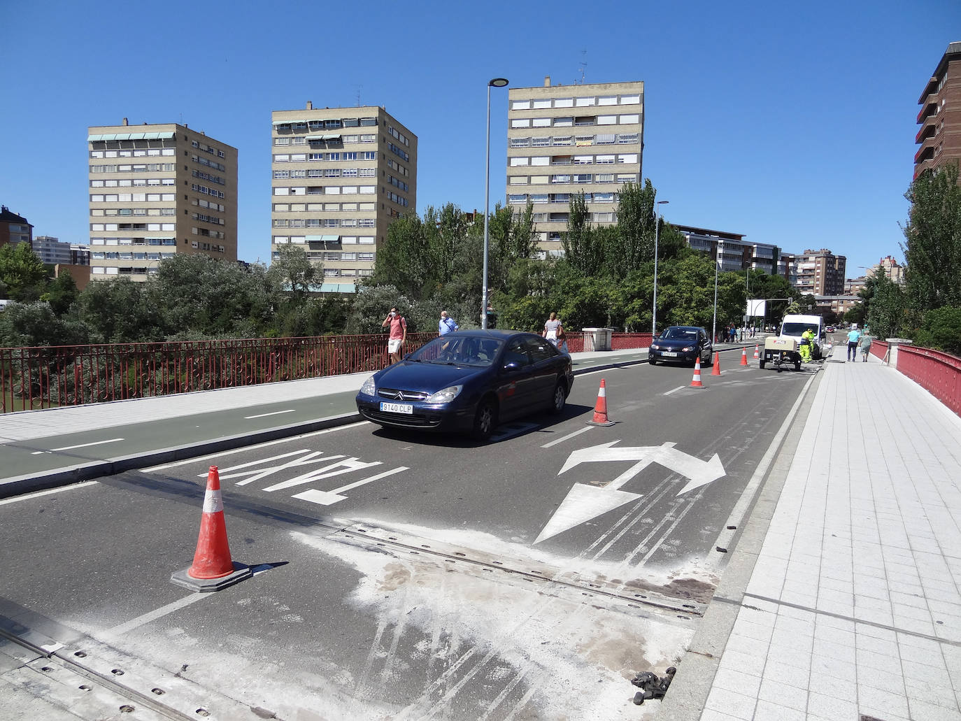 Fotos: Atascos y obras por la puesta en marcha del carril VA-10 exclusivo para autobuses y taxis en el centro de Valladolid