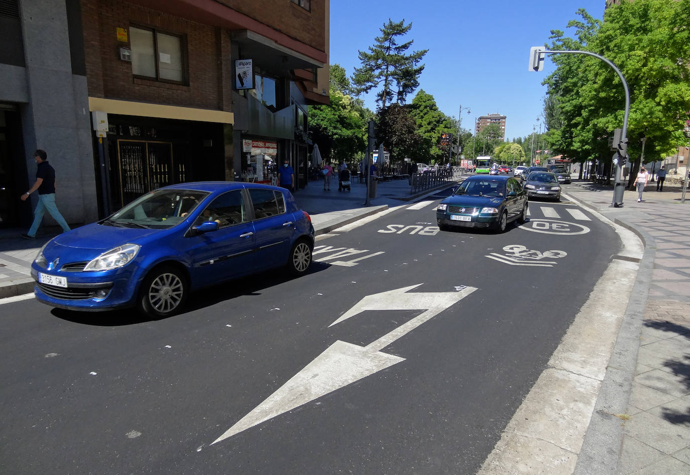 Fotos: Atascos y obras por la puesta en marcha del carril VA-10 exclusivo para autobuses y taxis en el centro de Valladolid