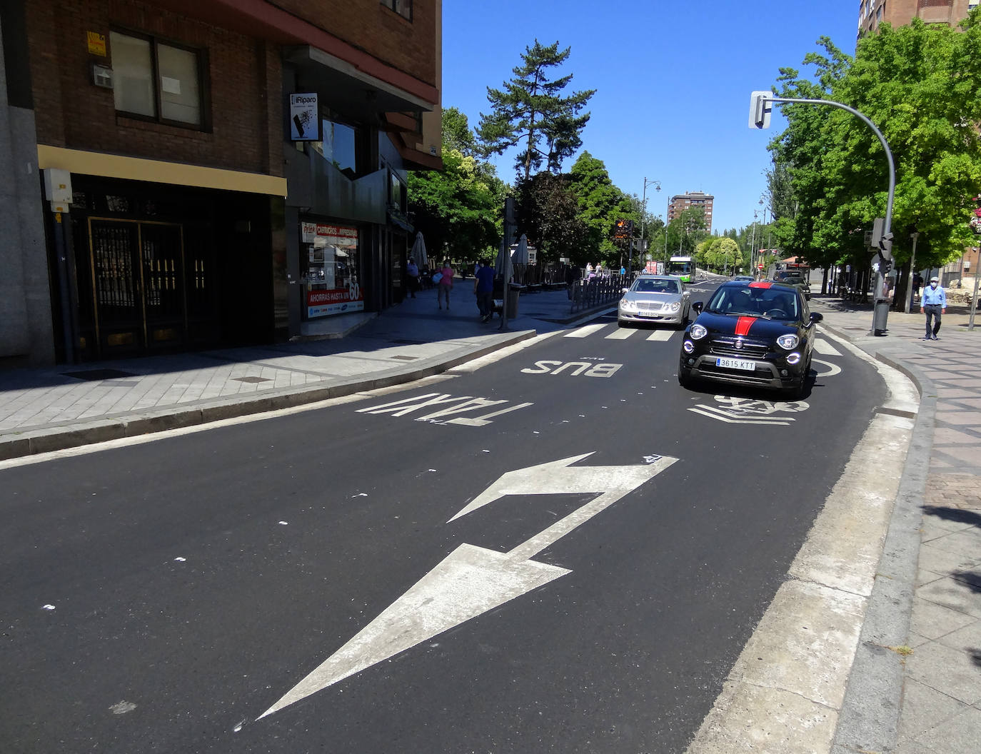 Fotos: Atascos y obras por la puesta en marcha del carril VA-10 exclusivo para autobuses y taxis en el centro de Valladolid