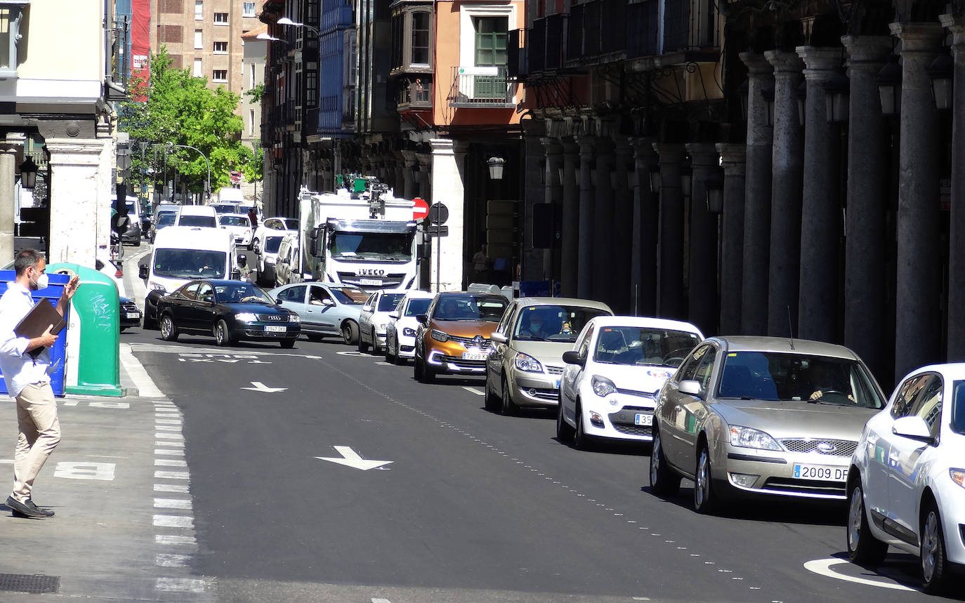 Fotos: Atascos y obras por la puesta en marcha del carril VA-10 exclusivo para autobuses y taxis en el centro de Valladolid