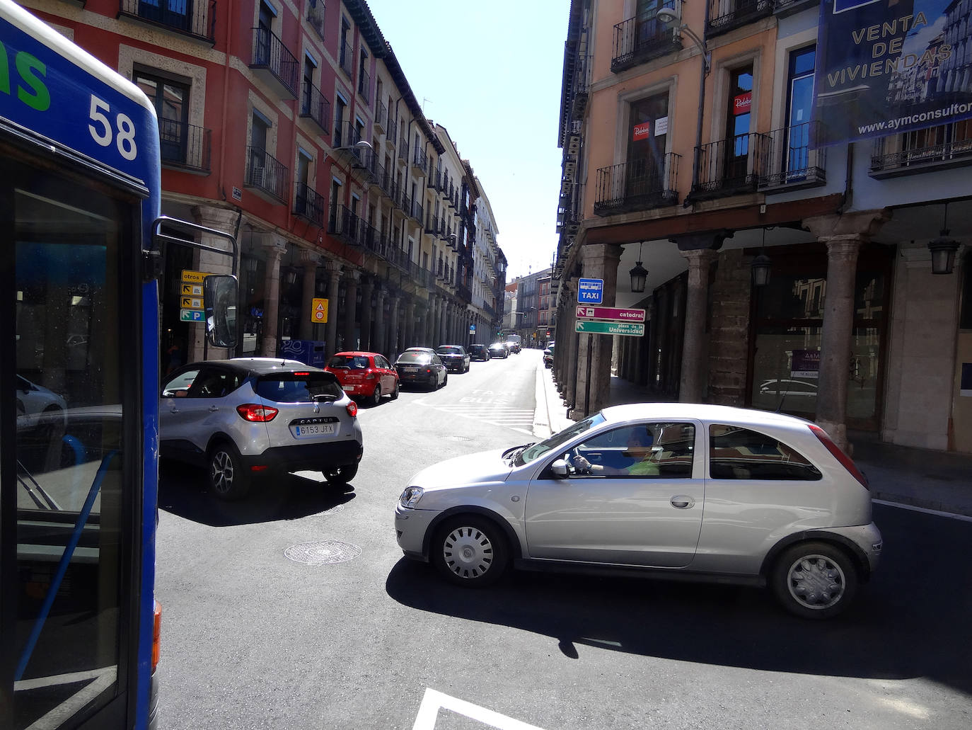 Fotos: Atascos y obras por la puesta en marcha del carril VA-10 exclusivo para autobuses y taxis en el centro de Valladolid