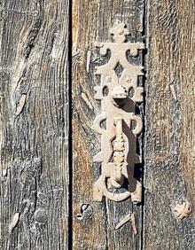 Imagen secundaria 2 - Detalle de un picaporte en una puerta de un hogar de Santa Colomba.