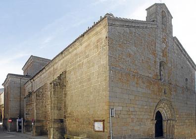Imagen secundaria 1 - Iglesia de Nuestra Señora de la Asunción de Fermoselle (i) y portada del templo.