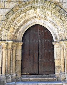 Imagen secundaria 2 - Iglesia de Nuestra Señora de la Asunción de Fermoselle (i) y portada del templo.