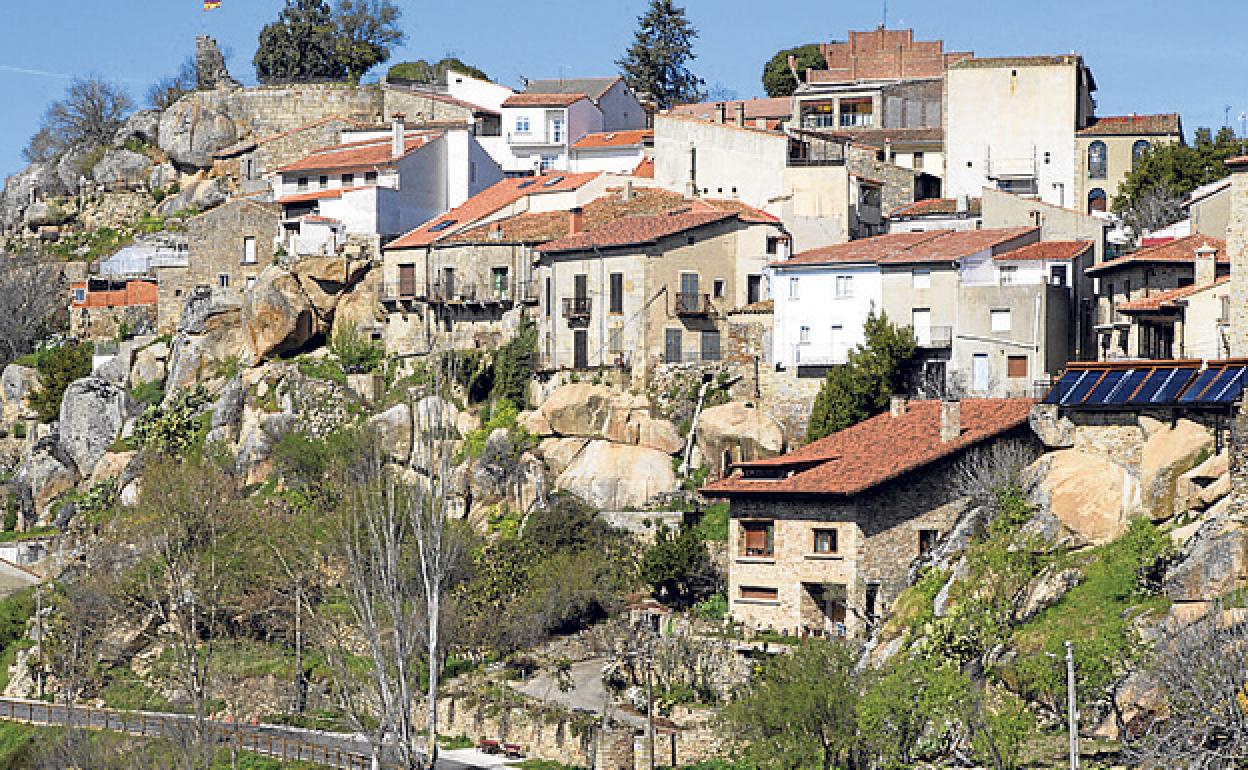 Vista de Fermoselle con los restos del castillo a la izquierda.