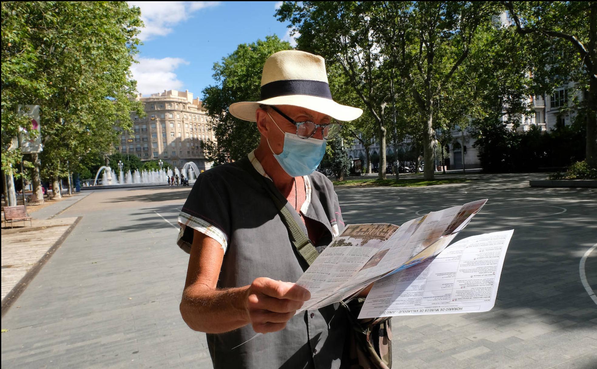 El turista francés Francis Isern consulta un folleto turístico de Valladolid. 