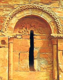 Imagen secundaria 2 - Arriba, ermita del Ecce Homo; Torreón de los Osorio, en Turienzo de los Caballeros y ventana de la iglesia de San Juan Bautista, en Turienzo de los Caballeros.