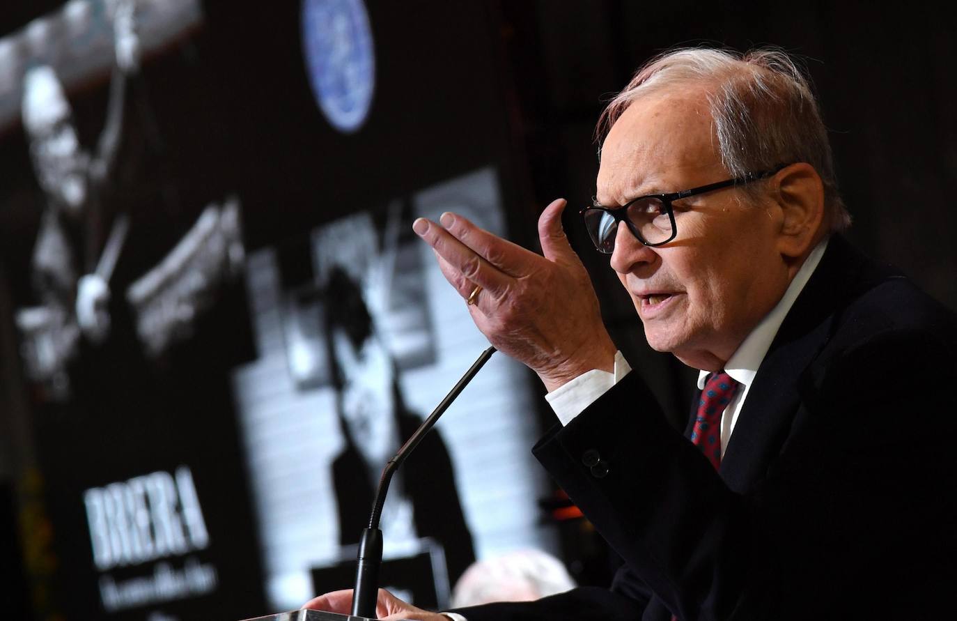 El compositor italiano Ennio Morricone mientras asiste a una ceremonia por la apertura del año académico de la Academia de Bellas Artes de Brera, en Milán, Italia. 