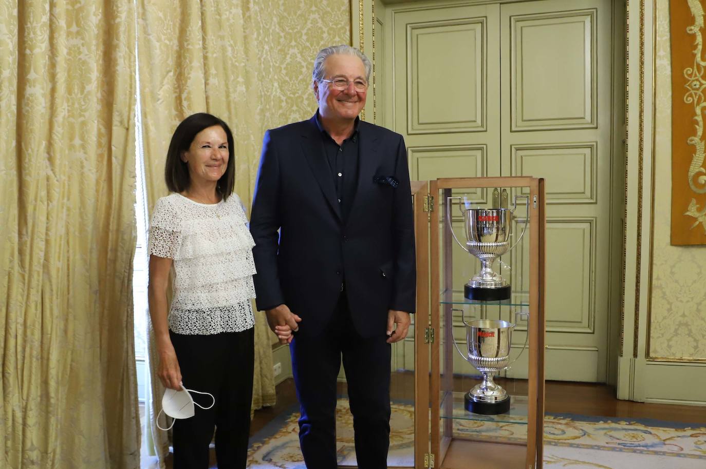 Jorge D´Alessandro dona a Salamanca los dos Trofeos Zamora de las temporadas 74-75 y 76-77 