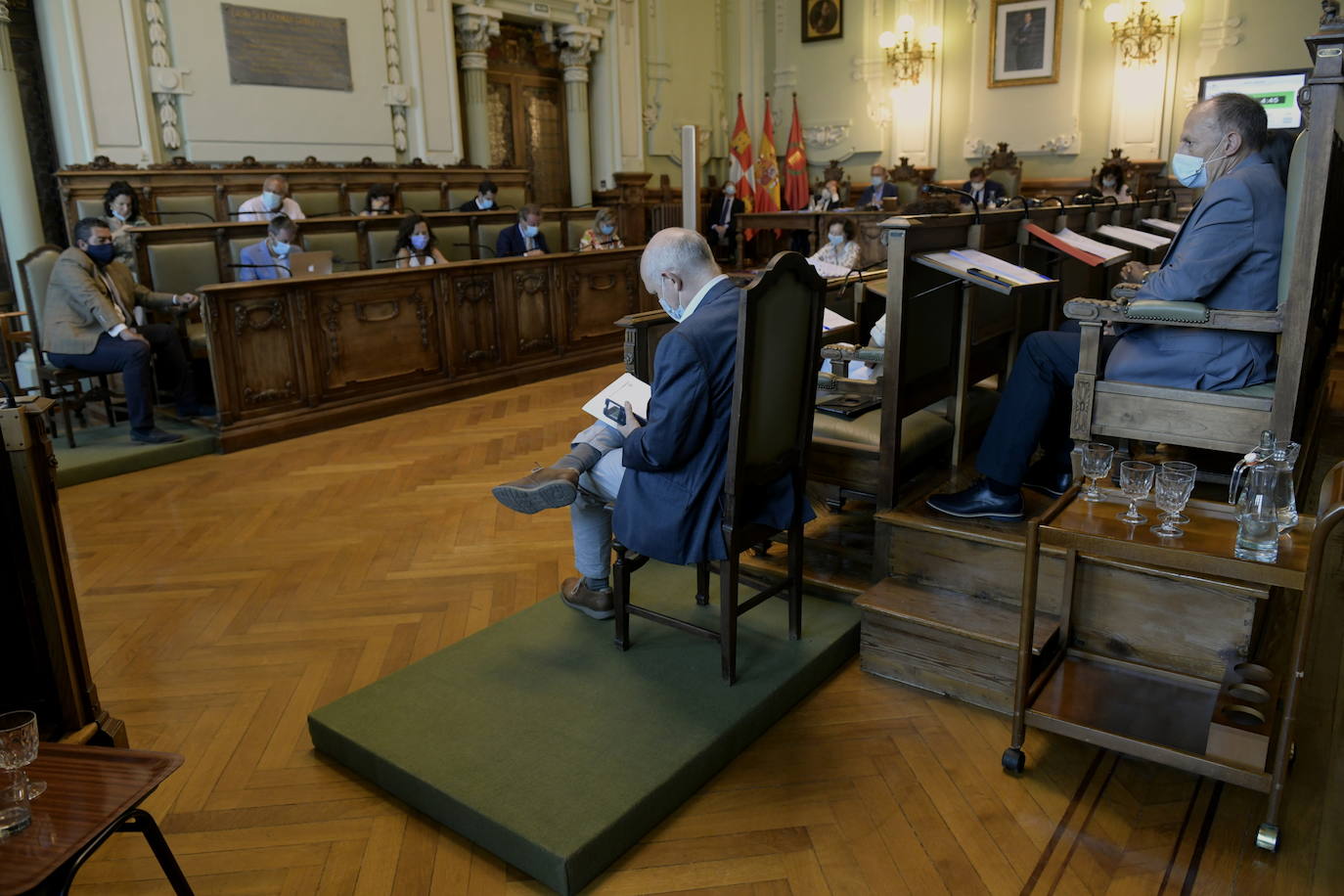 Un nuevo 'toma y daca' entre todos los grupos municipales y Vox, en una sala plenaria en la que los concejales reubicaron sus asientos para mantener la distancia de seguridad y sin la presencia de los medios de comunicación en el centro de la misma