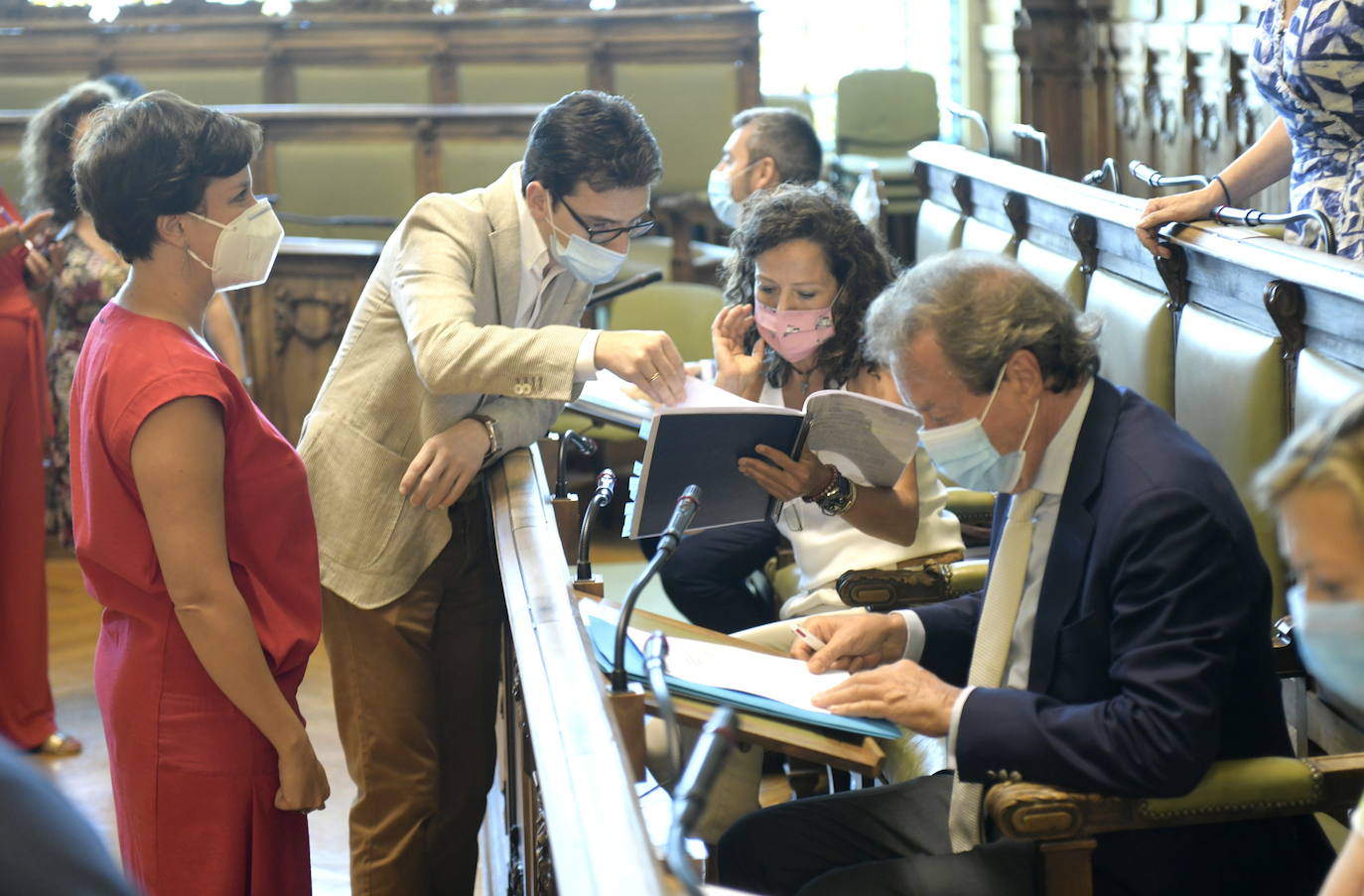 Un nuevo 'toma y daca' entre todos los grupos municipales y Vox, en una sala plenaria en la que los concejales reubicaron sus asientos para mantener la distancia de seguridad y sin la presencia de los medios de comunicación en el centro de la misma