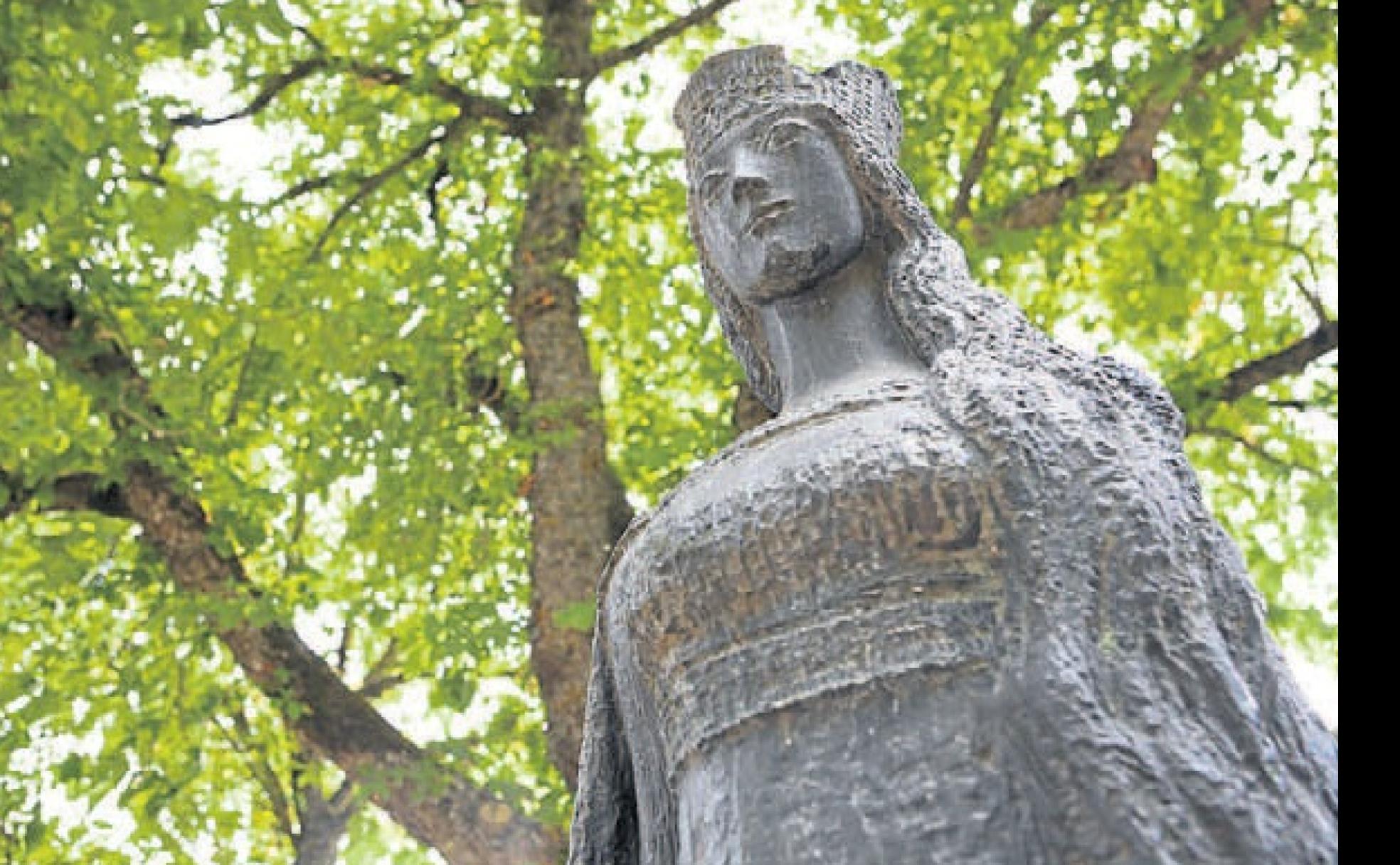 Estatua de Kristina de Noruega en Covarrubias. 