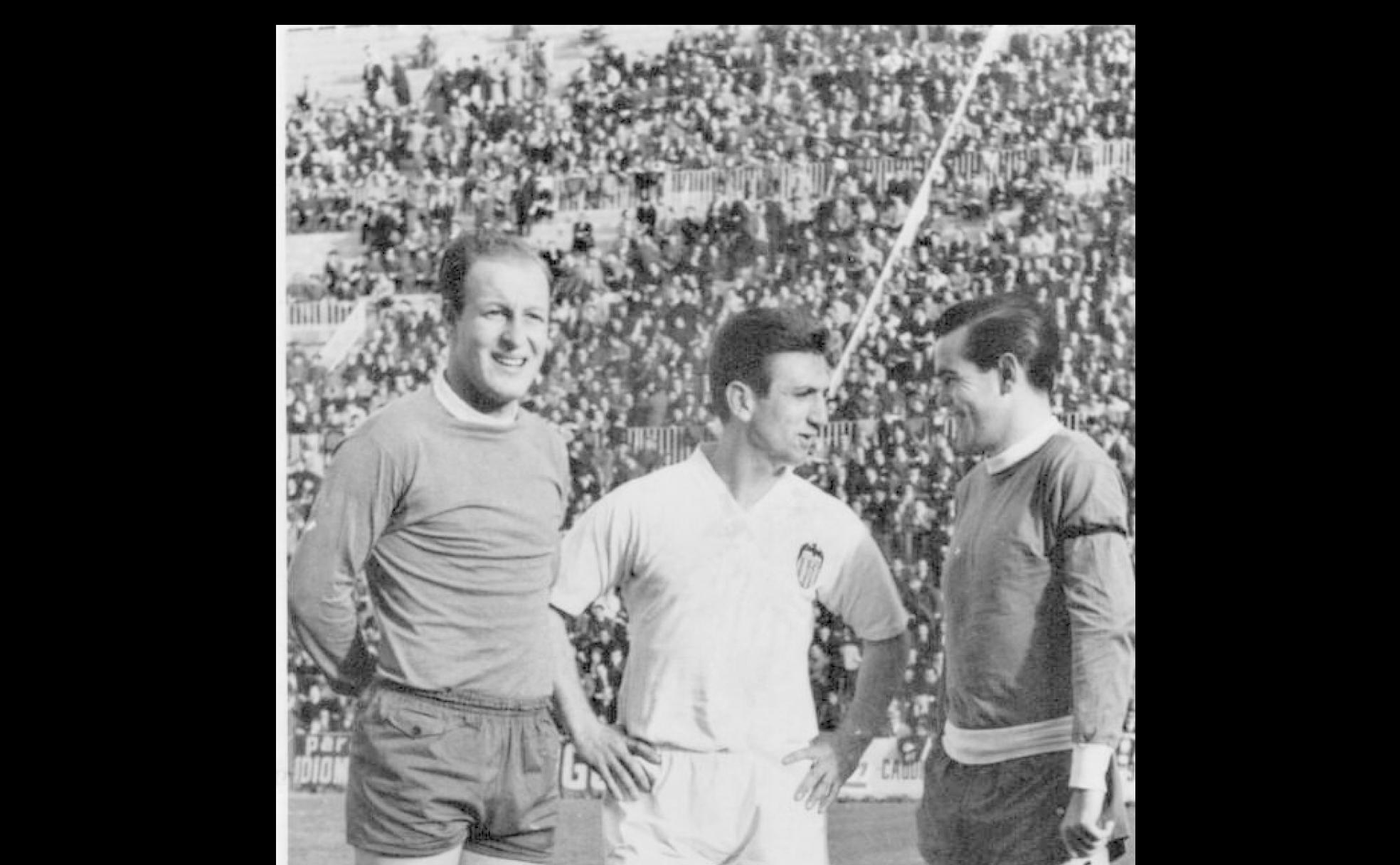 Curiosa fotografía tomada en Mestalla antes del Valencia-Valladolid que ganaron los levantinos por 5-3. Los tres protagonistas uruguayos de aquel partido, Pini, Héctor Núñez y Endériz, posan sonrientes antes del comienzo.