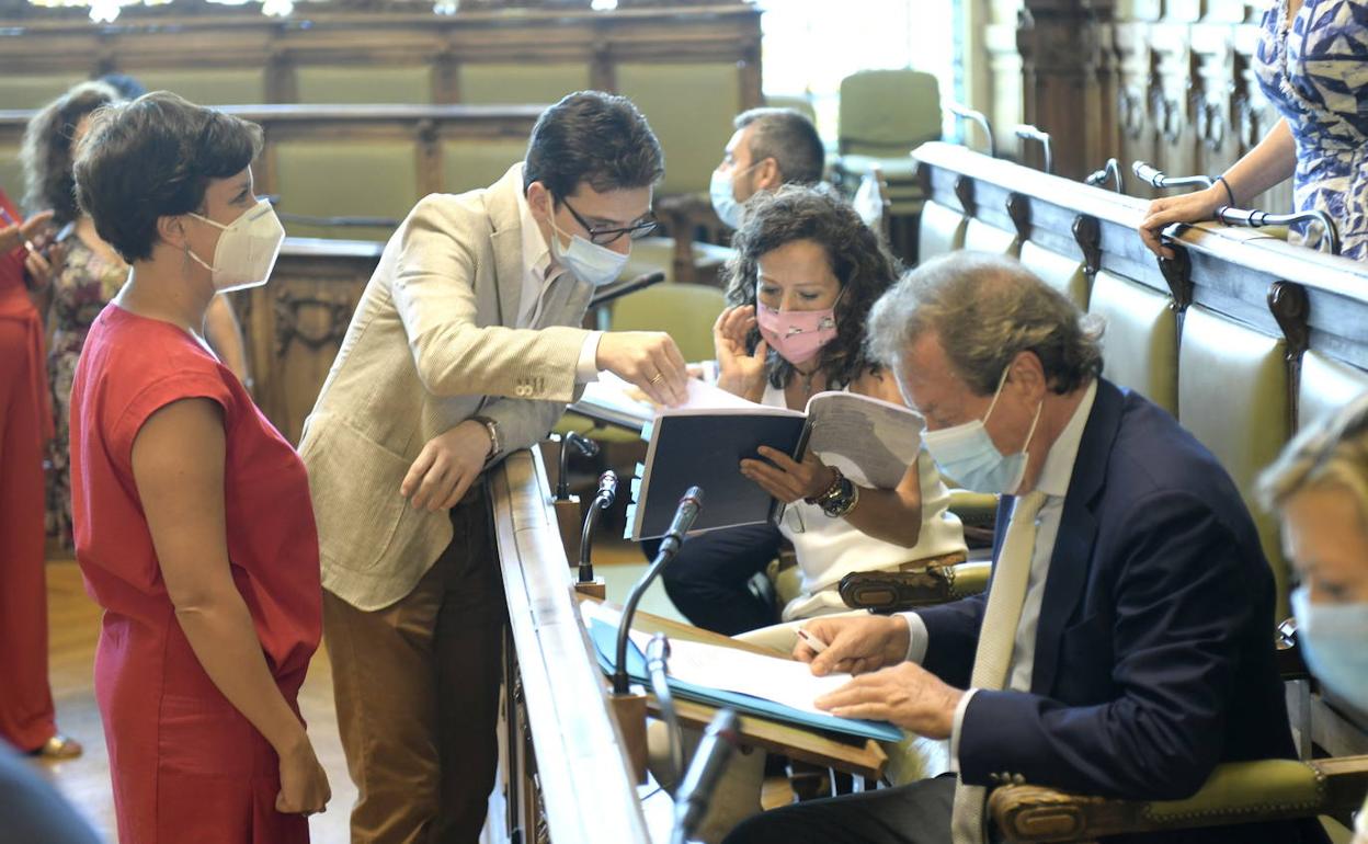 El socialista Pedro Herrero charla con la 'popular' María de Diego, en presencia de José Antonio de Santiago-Juárez y María Sánchez. 