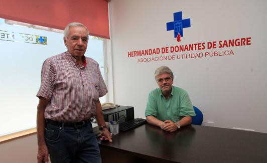 Mariano de Frutos y Ángel Román, en la sede de la hermandad. 