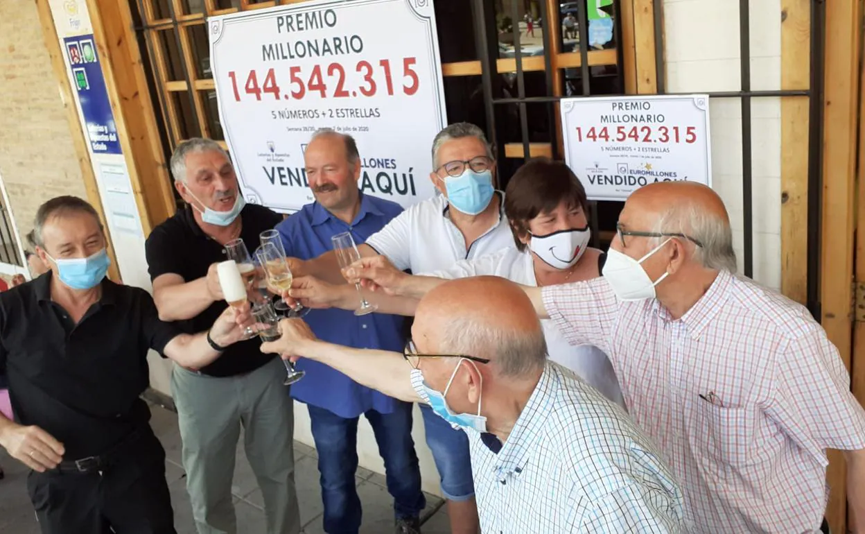 Euromillones Valladolid: Los agraciados con 144 millones de euros son 15 amigos de una peña de Mayorga