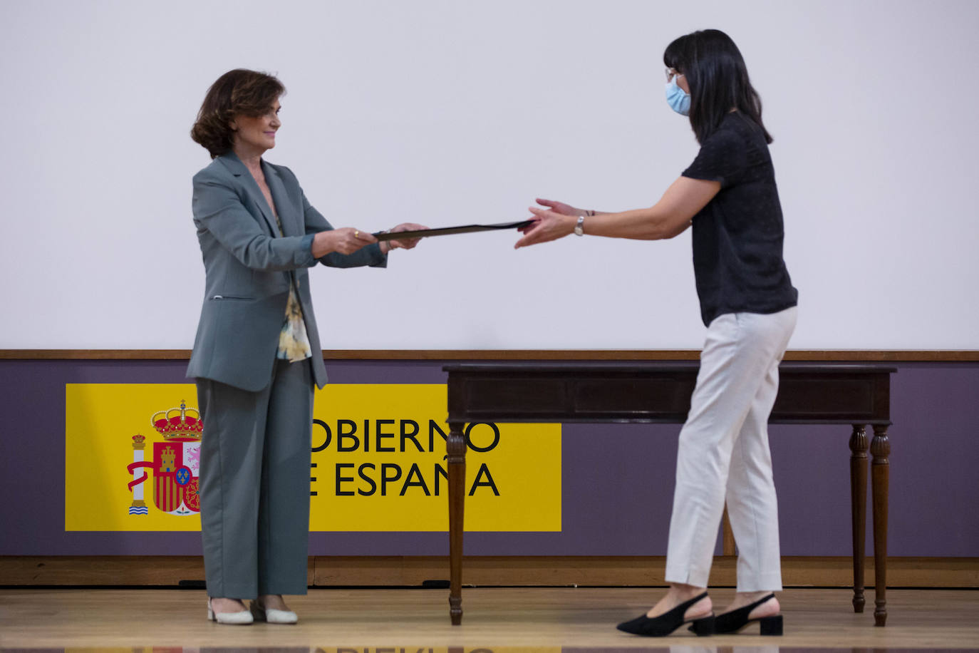 Carmen Calvo ha participado en la entrega de declaraciones de reparación y reconocimiento personal a cuatro víctimas de la Guerra Civil en Valladolid 