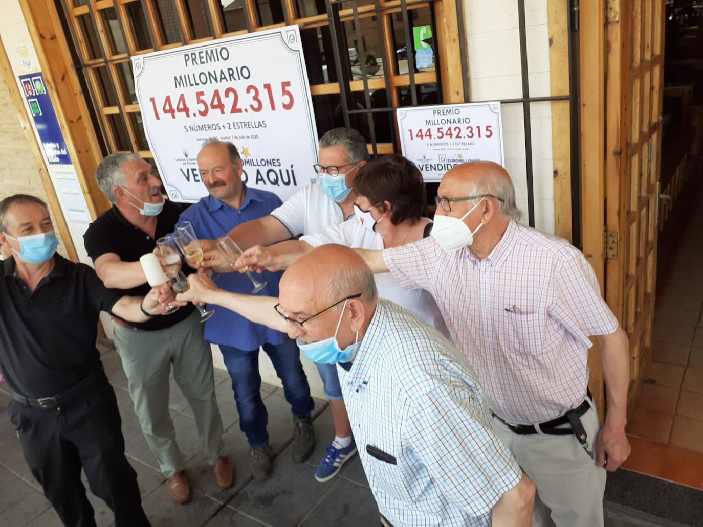 Los miembros de la peña de Mayorga celebran el premio.