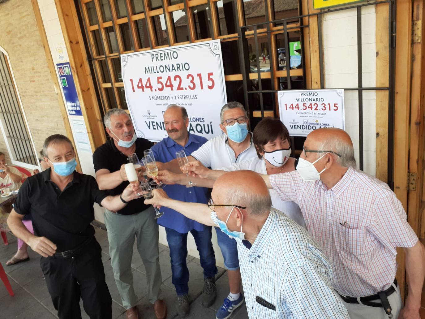 Los miembros de la peña de Mayorga celebran el premio.